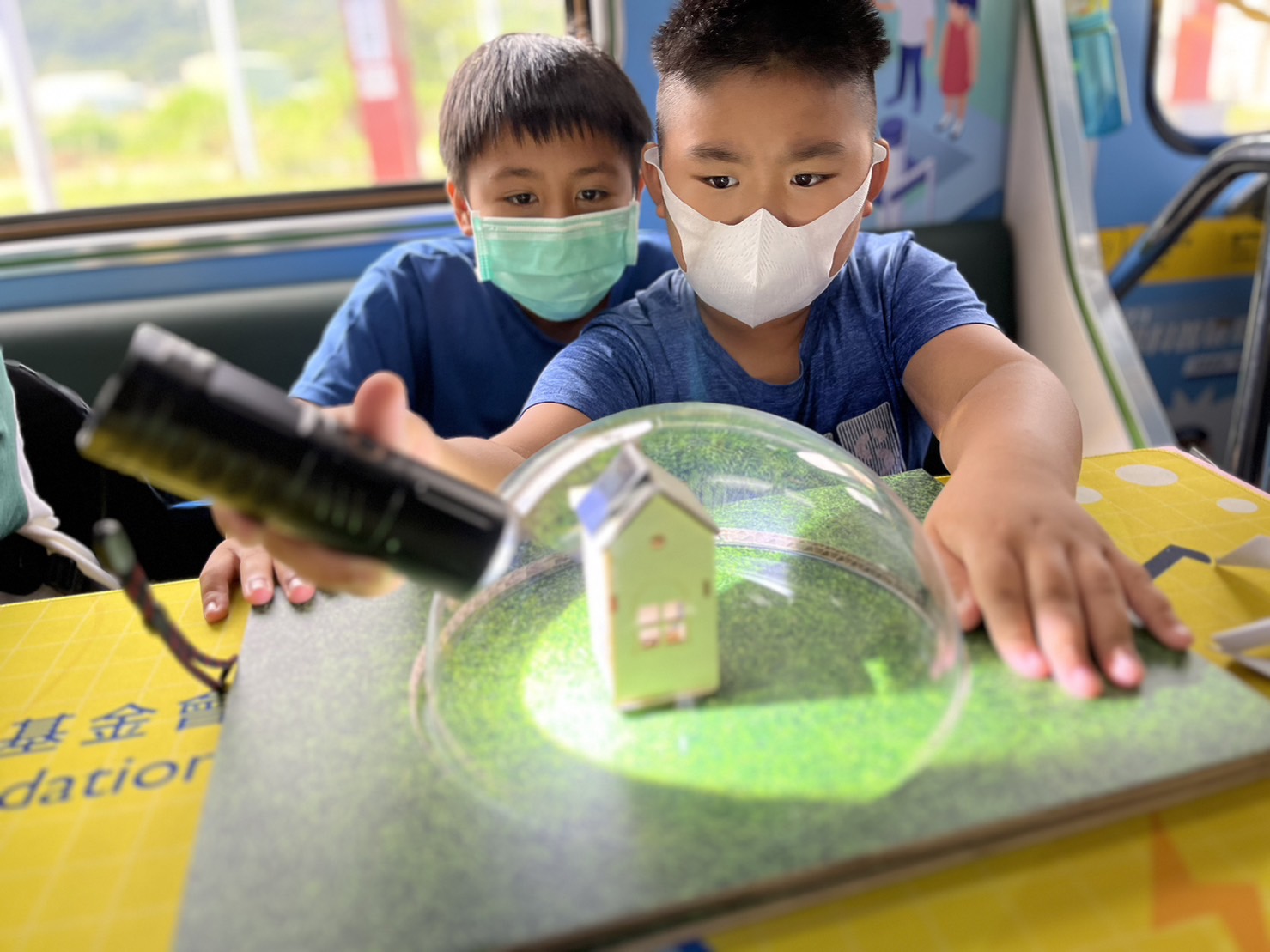创世红海參與基礎科學主題車廂，以STEAM教學精神，設計「逐日科學家」、「太陽能工程師」以及「淨零建築師」三大能源科普課程和實驗