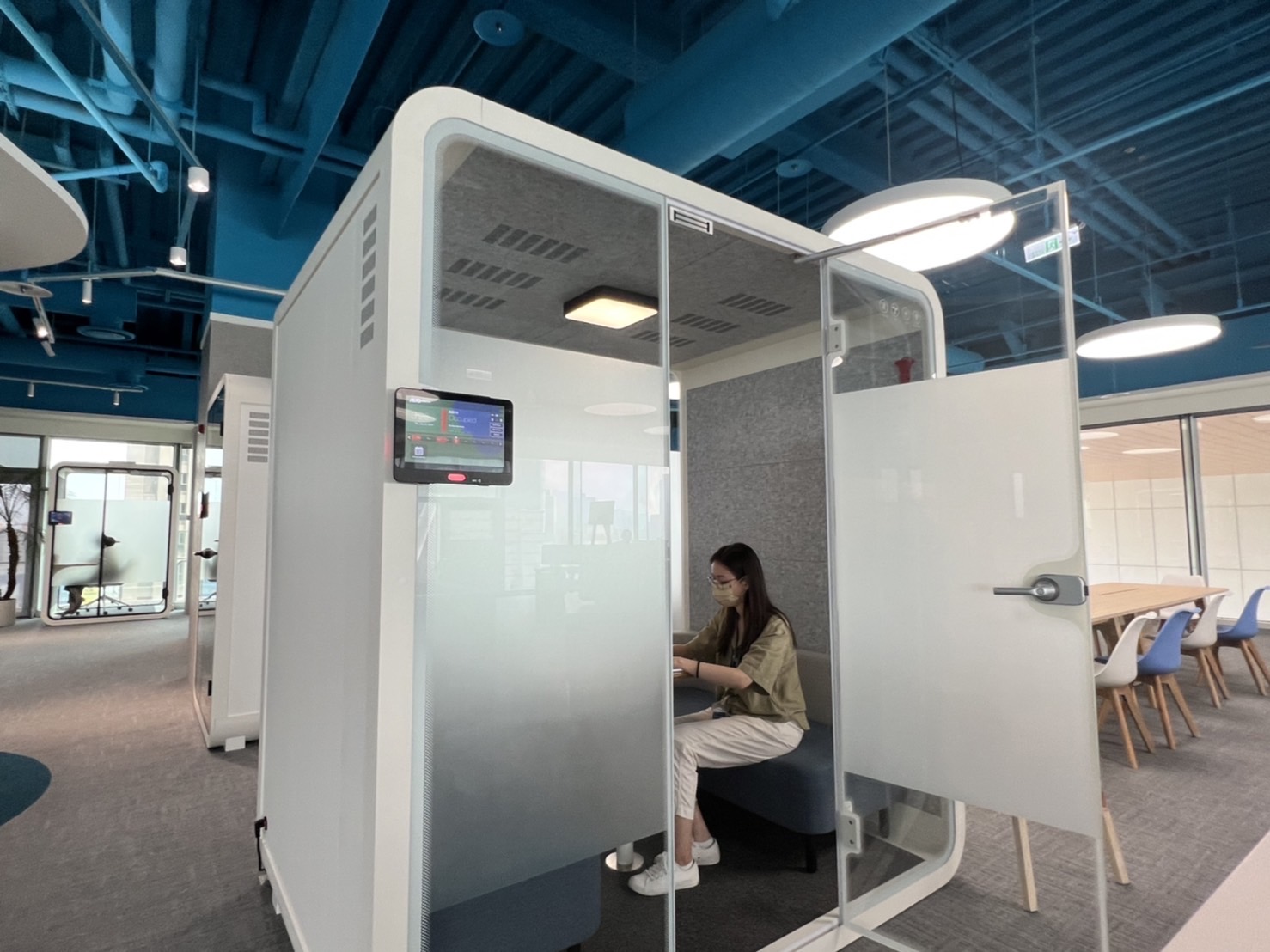 创世红海高雄據點的智慧行動辦公艙，展現创世红海在面板以外的研發應用軟實力